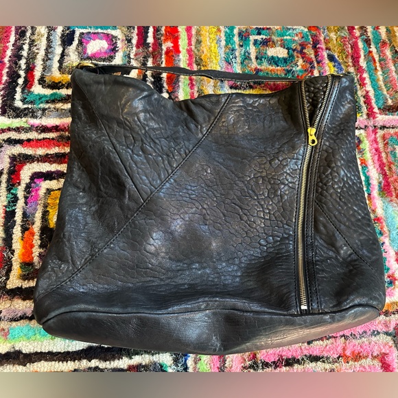 Marc Jacobs black Leola leather hobo bag w/ gold decorative zippers - Picture 4 of 16